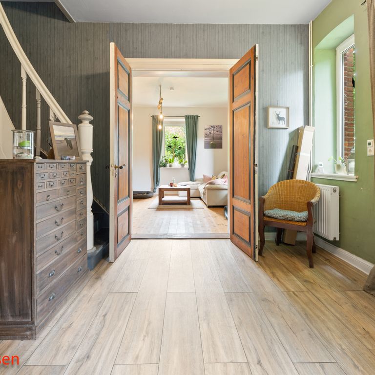 Blick durch eine Ferienwohnung mit viel Holz