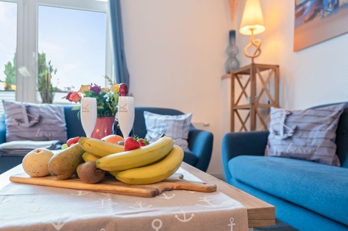 Tisch mit Obstteller in einem gemütlichen Ferienhaus an der Ostsee -fotografiert von Peter Hansen - Photoservice.Immo