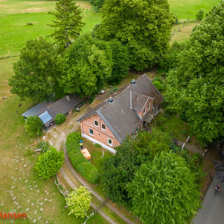 Drohnenfoto eines Bauernhauses