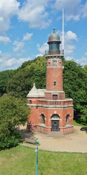 der schöne Leuchtturm in Kiel-Holtenau aus Drohnenperspektive