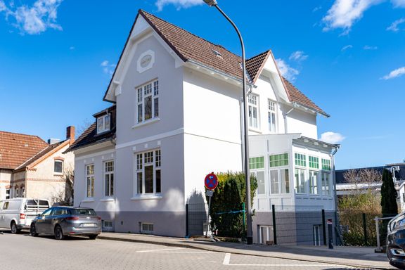 großes weißes Stadthaus im Sommer