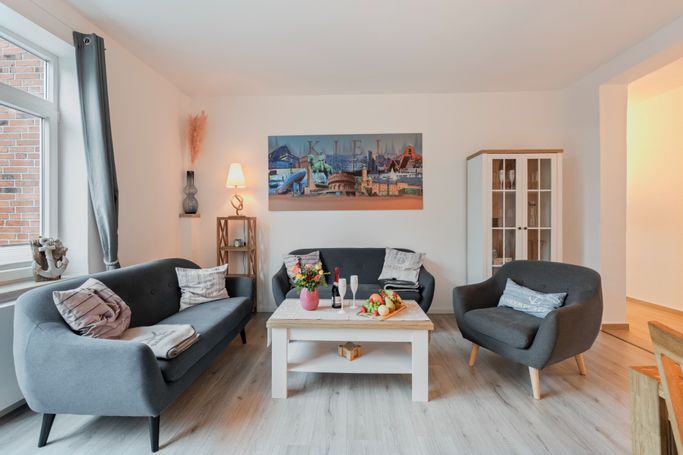 schöne Sofaecke mit Tisch