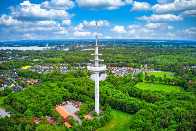 ein Fernsehturm im Grünen, von einer Drohne aus gesehen