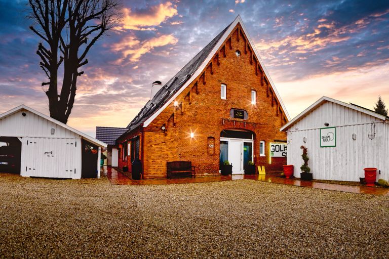 riesiges rotes Ferienhaus