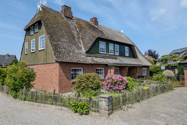 schönes Reetdachhaus in seitlicher Ansicht
