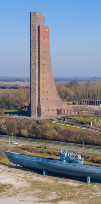 Ehrenmal Laboe mit U-Boot davor aus der Drohnenperspektive